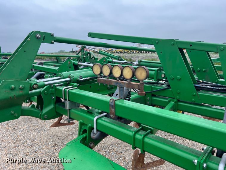 image for item DK7921 2014 John Deere 2410  chisel plow