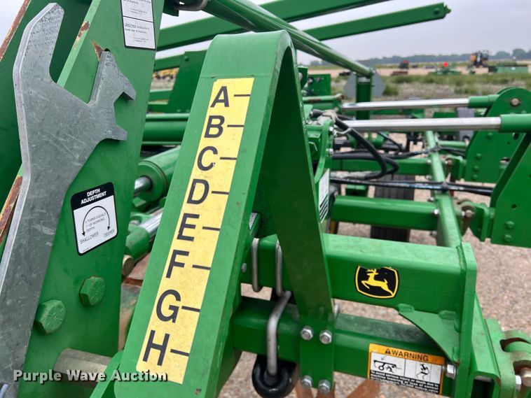 image for item DK7921 2014 John Deere 2410  chisel plow