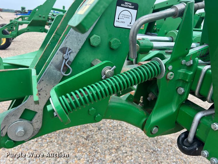 image for item DK7921 2014 John Deere 2410  chisel plow