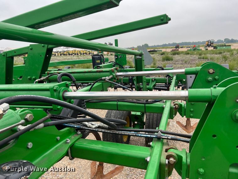 image for item DK7921 2014 John Deere 2410  chisel plow