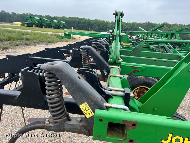 image for item DK7921 2014 John Deere 2410  chisel plow