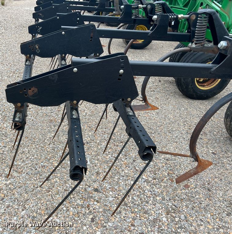 image for item DK7921 2014 John Deere 2410  chisel plow