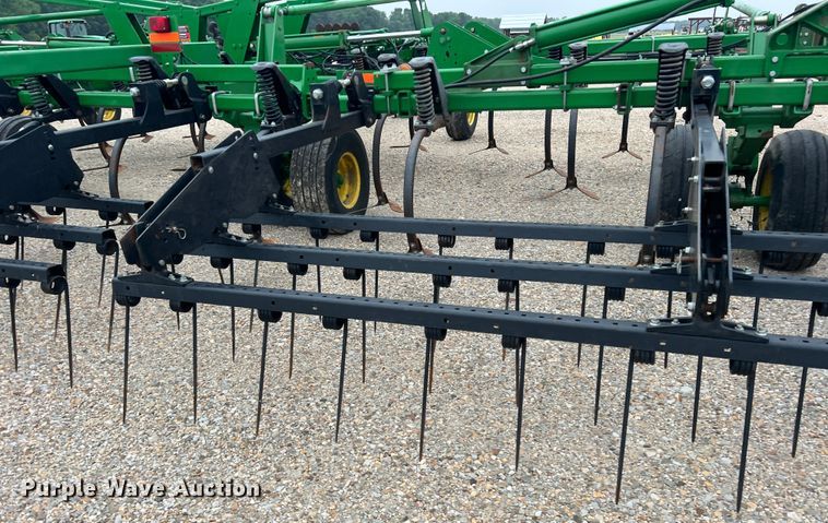 image for item DK7921 2014 John Deere 2410  chisel plow