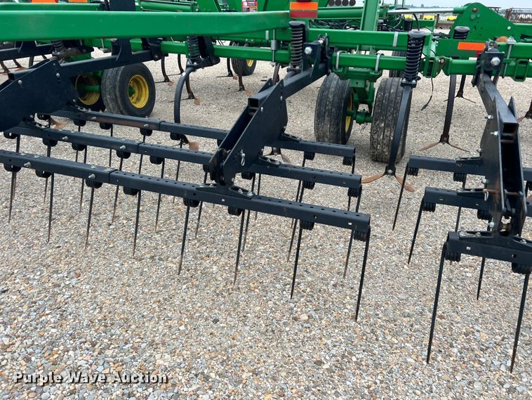 image for item DK7921 2014 John Deere 2410  chisel plow