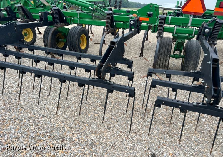 image for item DK7921 2014 John Deere 2410  chisel plow