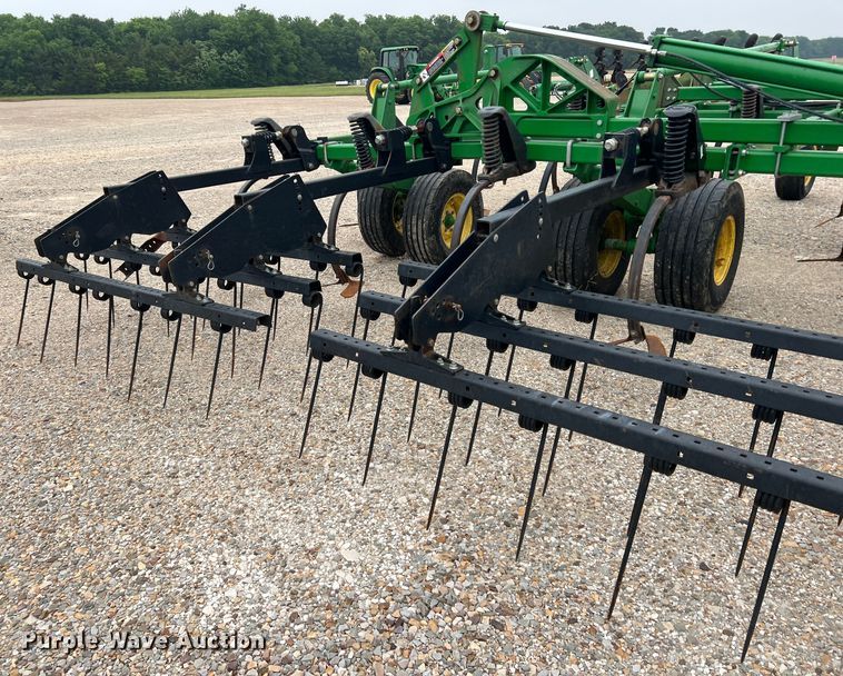 image for item DK7921 2014 John Deere 2410  chisel plow