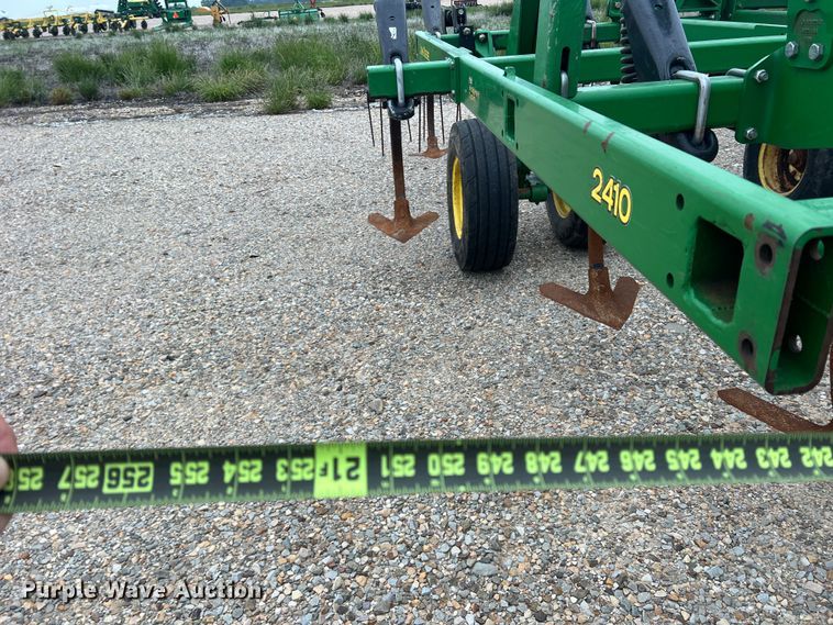 image for item DK7921 2014 John Deere 2410  chisel plow