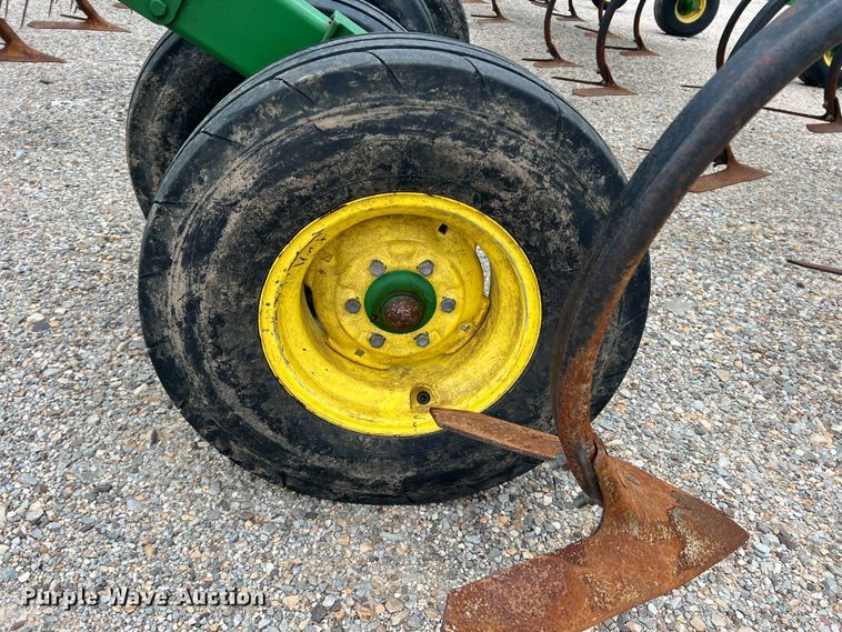 image for item DK7921 2014 John Deere 2410  chisel plow