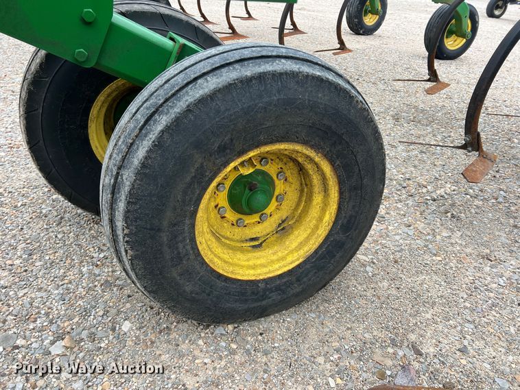 image for item DK7921 2014 John Deere 2410  chisel plow