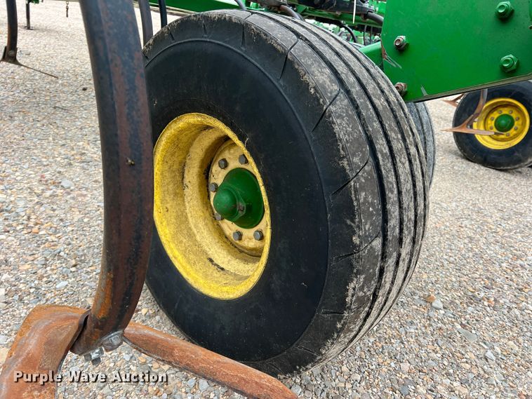 image for item DK7921 2014 John Deere 2410  chisel plow