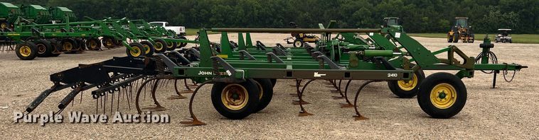 image for item DK7922 John Deere 2410  chisel plow