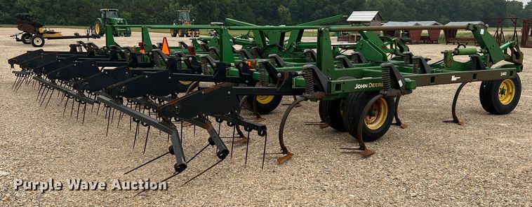 image for item DK7922 John Deere 2410  chisel plow