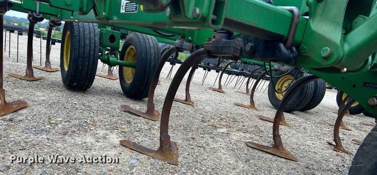 image for item DK7922 John Deere 2410  chisel plow