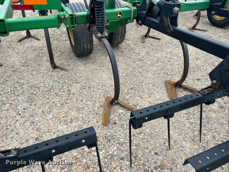 image for item DK7922 John Deere 2410  chisel plow