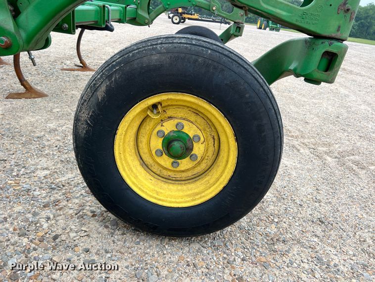 image for item DK7922 John Deere 2410  chisel plow