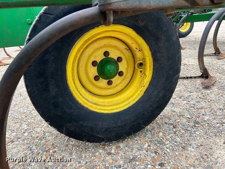 image for item DK7922 John Deere 2410  chisel plow