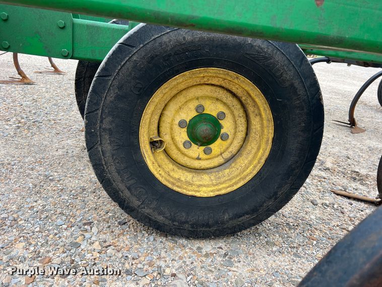 image for item DK7922 John Deere 2410  chisel plow