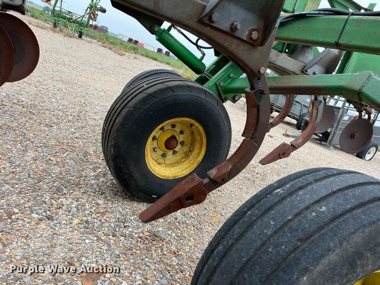 image for item DK7928 John Deere 2700  disk ripper