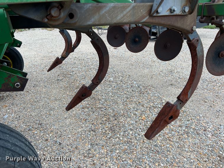 image for item DK7928 John Deere 2700  disk ripper