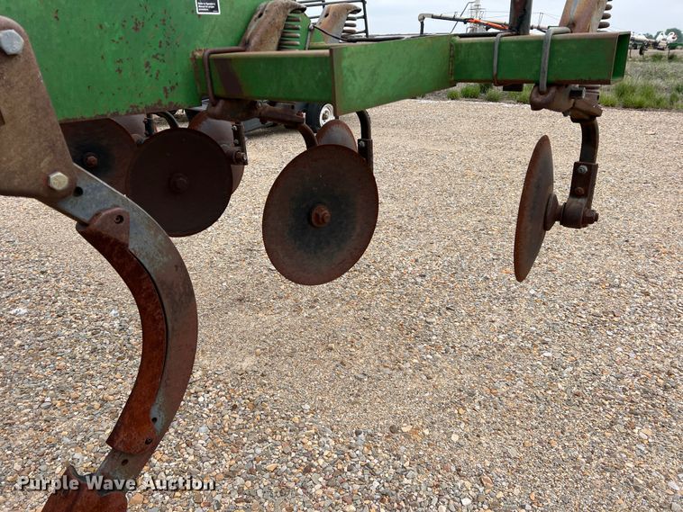 image for item DK7928 John Deere 2700  disk ripper