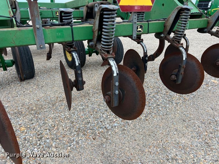 image for item DK7928 John Deere 2700  disk ripper