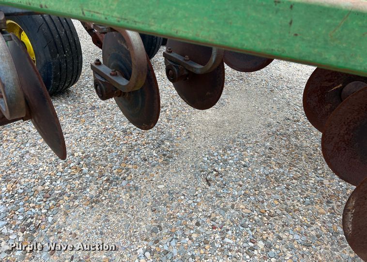 image for item DK7928 John Deere 2700  disk ripper