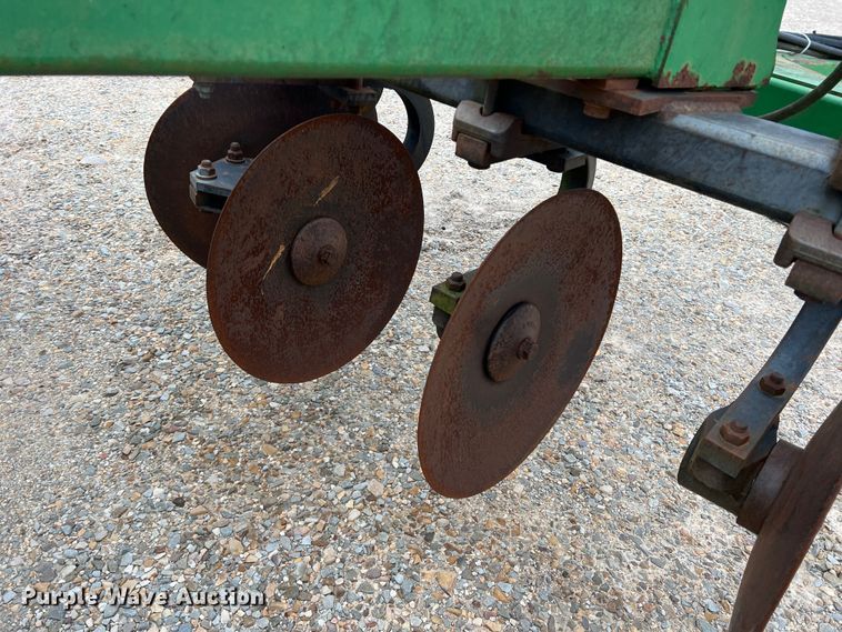 image for item DK7928 John Deere 2700  disk ripper
