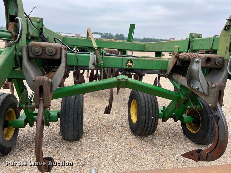 image for item DK7928 John Deere 2700  disk ripper