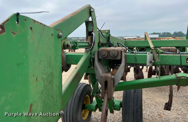 image for item DK7928 John Deere 2700  disk ripper