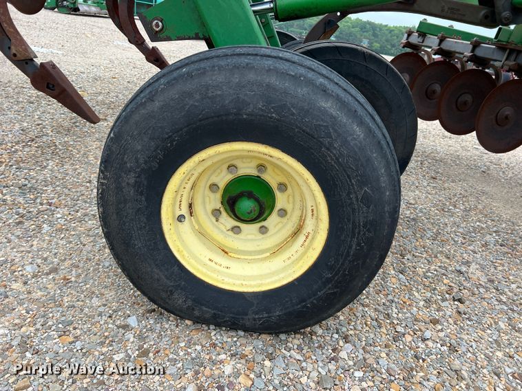 image for item DK7928 John Deere 2700  disk ripper