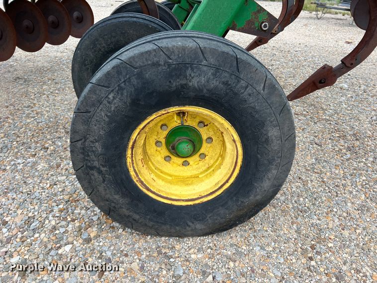 image for item DK7928 John Deere 2700  disk ripper