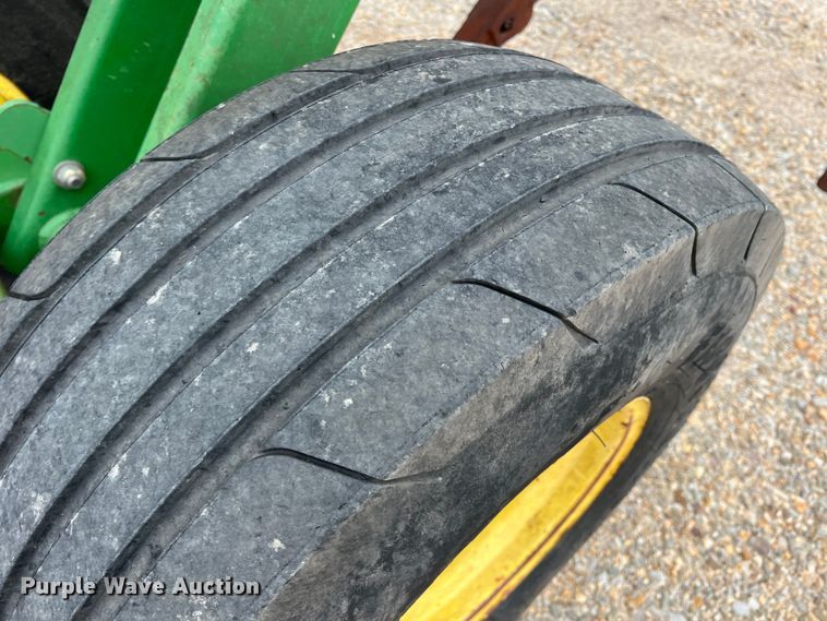 image for item DK7928 John Deere 2700  disk ripper