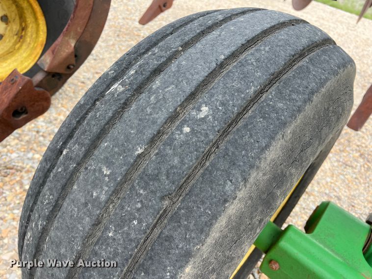 image for item DK7928 John Deere 2700  disk ripper