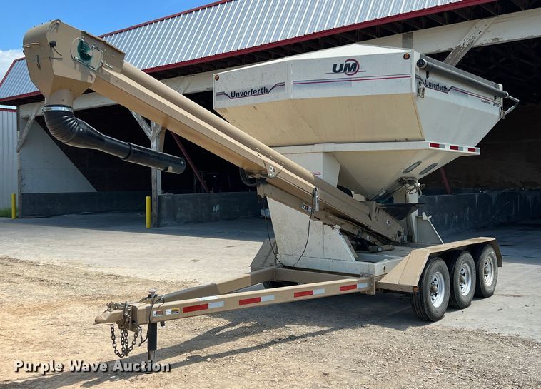 image for item DR5728 2011 Unverferth SeedRunner 3750  seed tender