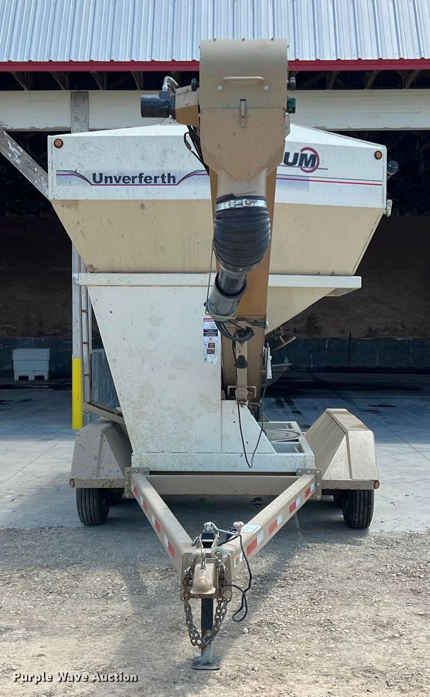 image for item DR5728 2011 Unverferth SeedRunner 3750  seed tender