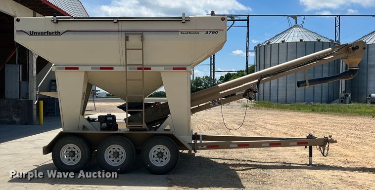 image for item DR5728 2011 Unverferth SeedRunner 3750  seed tender