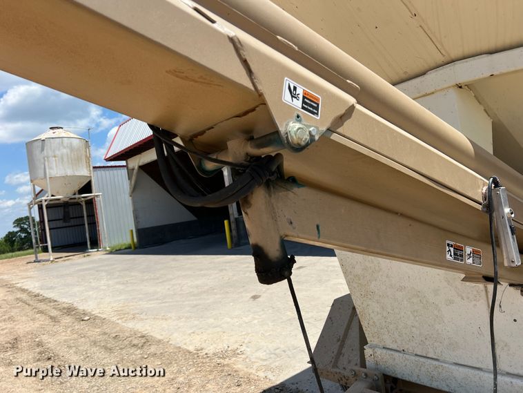 image for item DR5728 2011 Unverferth SeedRunner 3750  seed tender