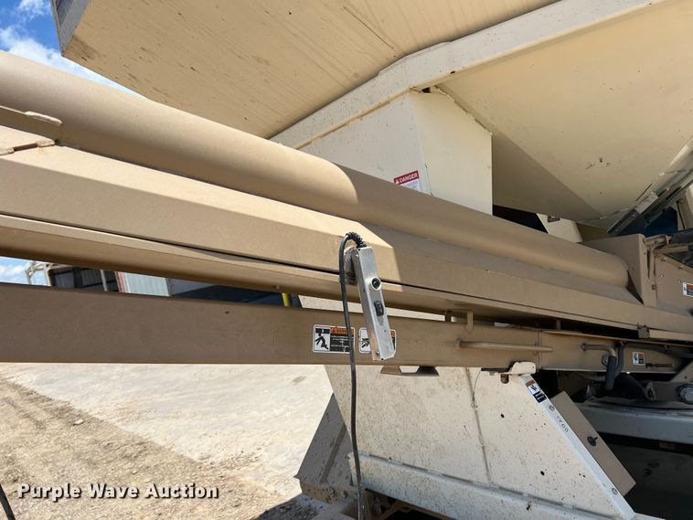 image for item DR5728 2011 Unverferth SeedRunner 3750  seed tender