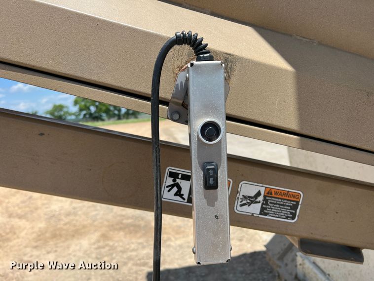 image for item DR5728 2011 Unverferth SeedRunner 3750  seed tender