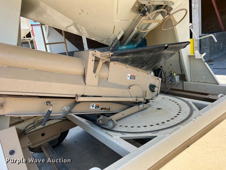 image for item DR5728 2011 Unverferth SeedRunner 3750  seed tender