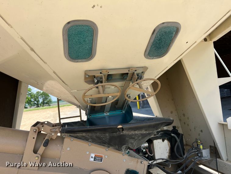 image for item DR5728 2011 Unverferth SeedRunner 3750  seed tender