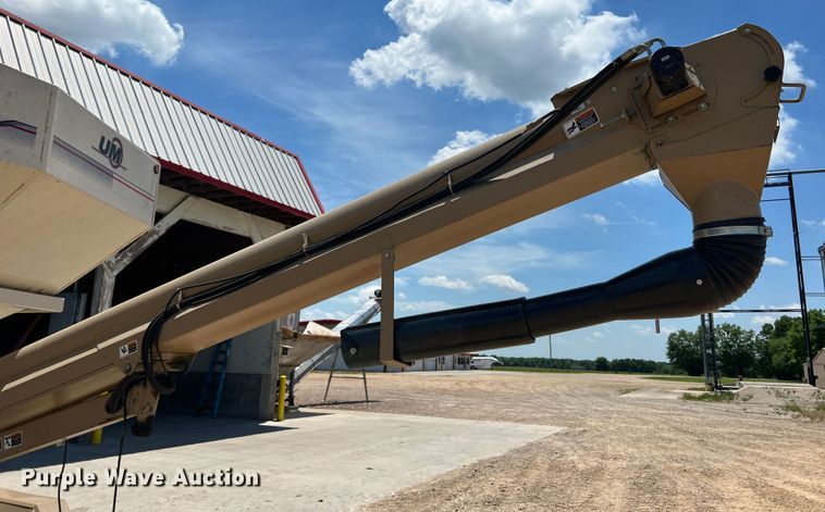 image for item DR5728 2011 Unverferth SeedRunner 3750  seed tender