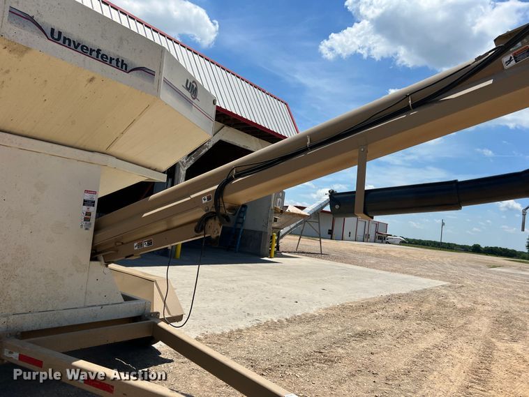 image for item DR5728 2011 Unverferth SeedRunner 3750  seed tender