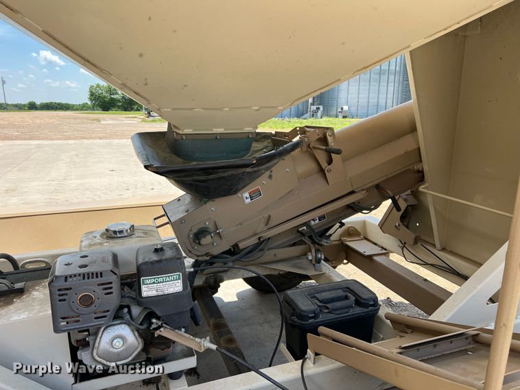 image for item DR5728 2011 Unverferth SeedRunner 3750  seed tender