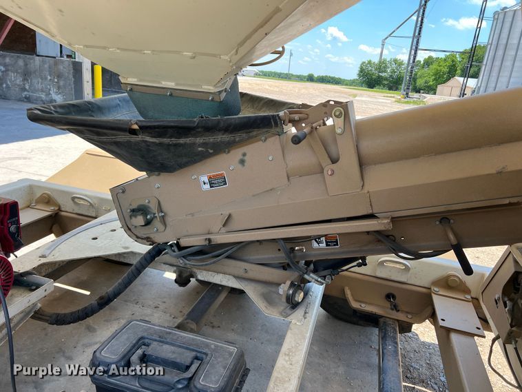 image for item DR5728 2011 Unverferth SeedRunner 3750  seed tender