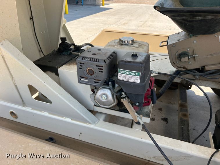 image for item DR5728 2011 Unverferth SeedRunner 3750  seed tender