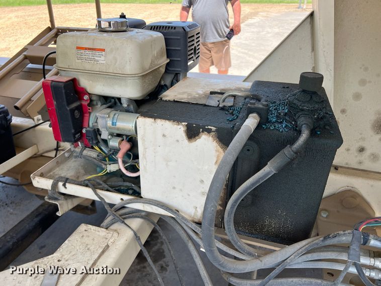 image for item DR5728 2011 Unverferth SeedRunner 3750  seed tender