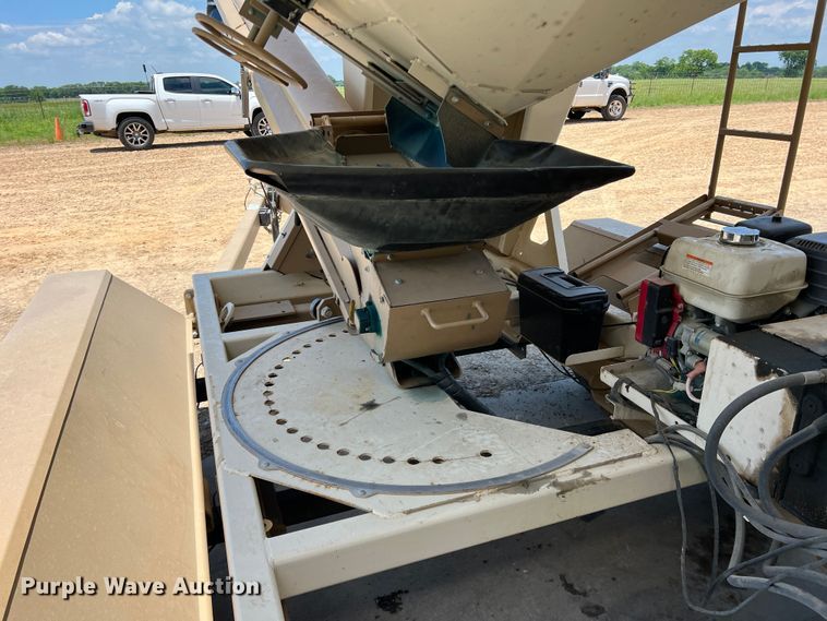 image for item DR5728 2011 Unverferth SeedRunner 3750  seed tender