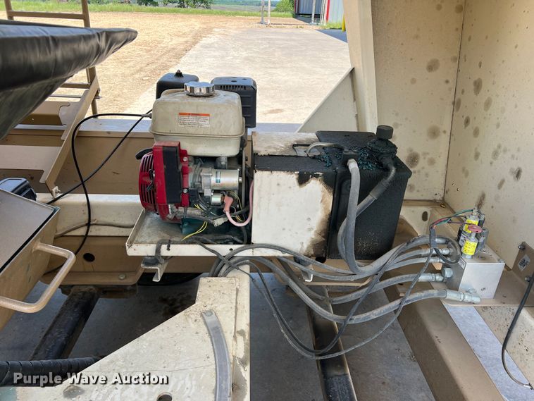 image for item DR5728 2011 Unverferth SeedRunner 3750  seed tender