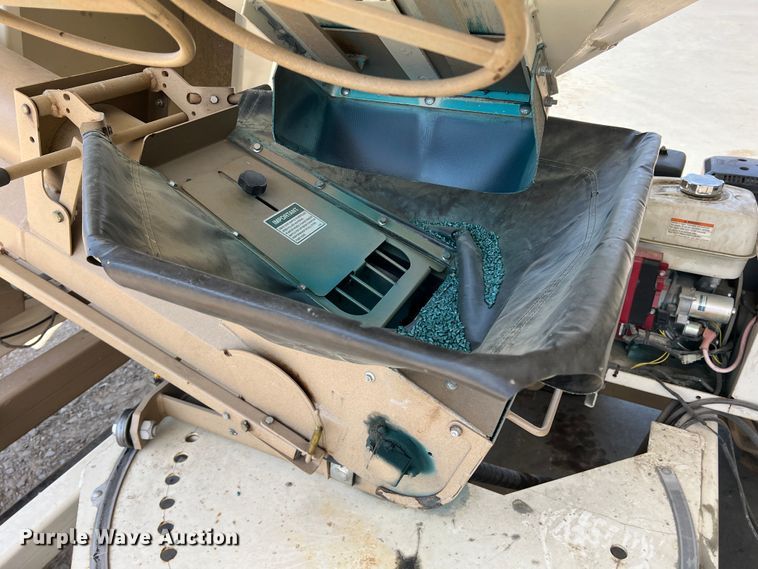 image for item DR5728 2011 Unverferth SeedRunner 3750  seed tender